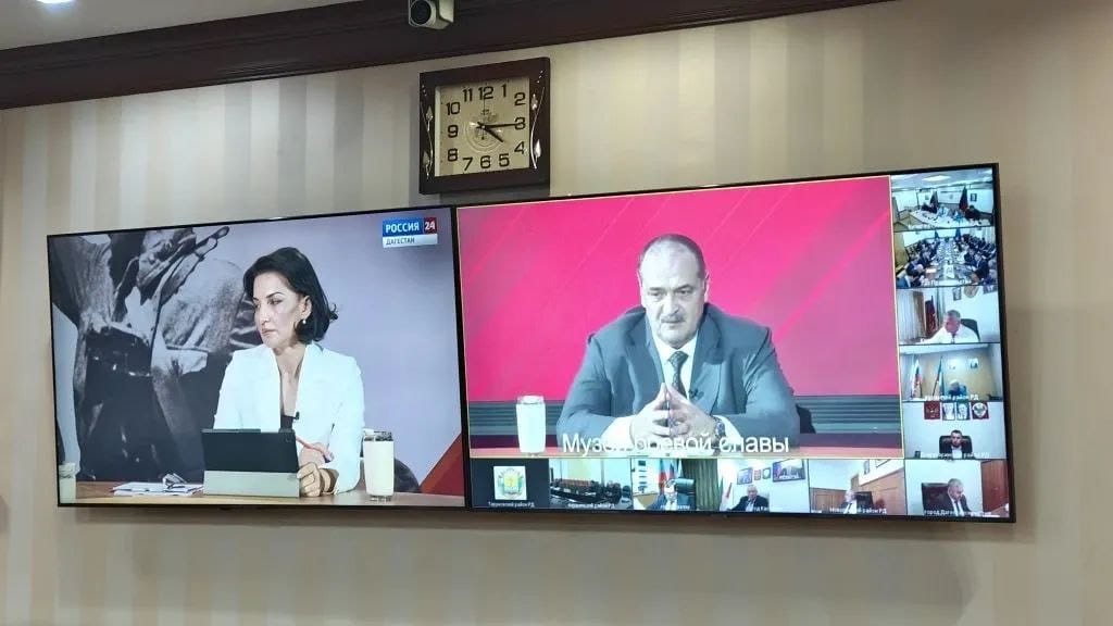 Руководящий состав МЧС Дагестана во главе с министром Нариманом Казимагамедовым следят за ходом "Прямой линии"  с Главой региона Сергеем Меликовым.